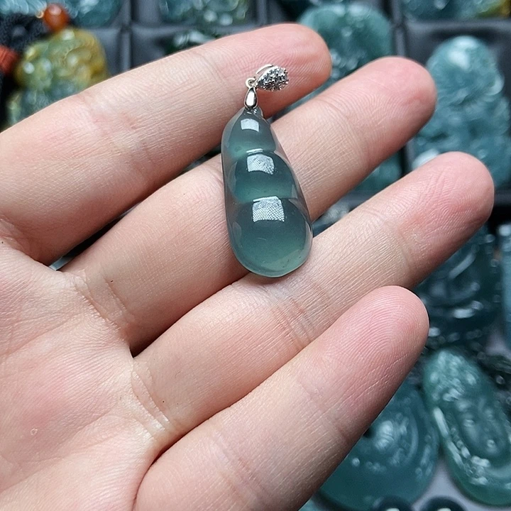 翡翠颈饰未镶嵌旧***梦豆子