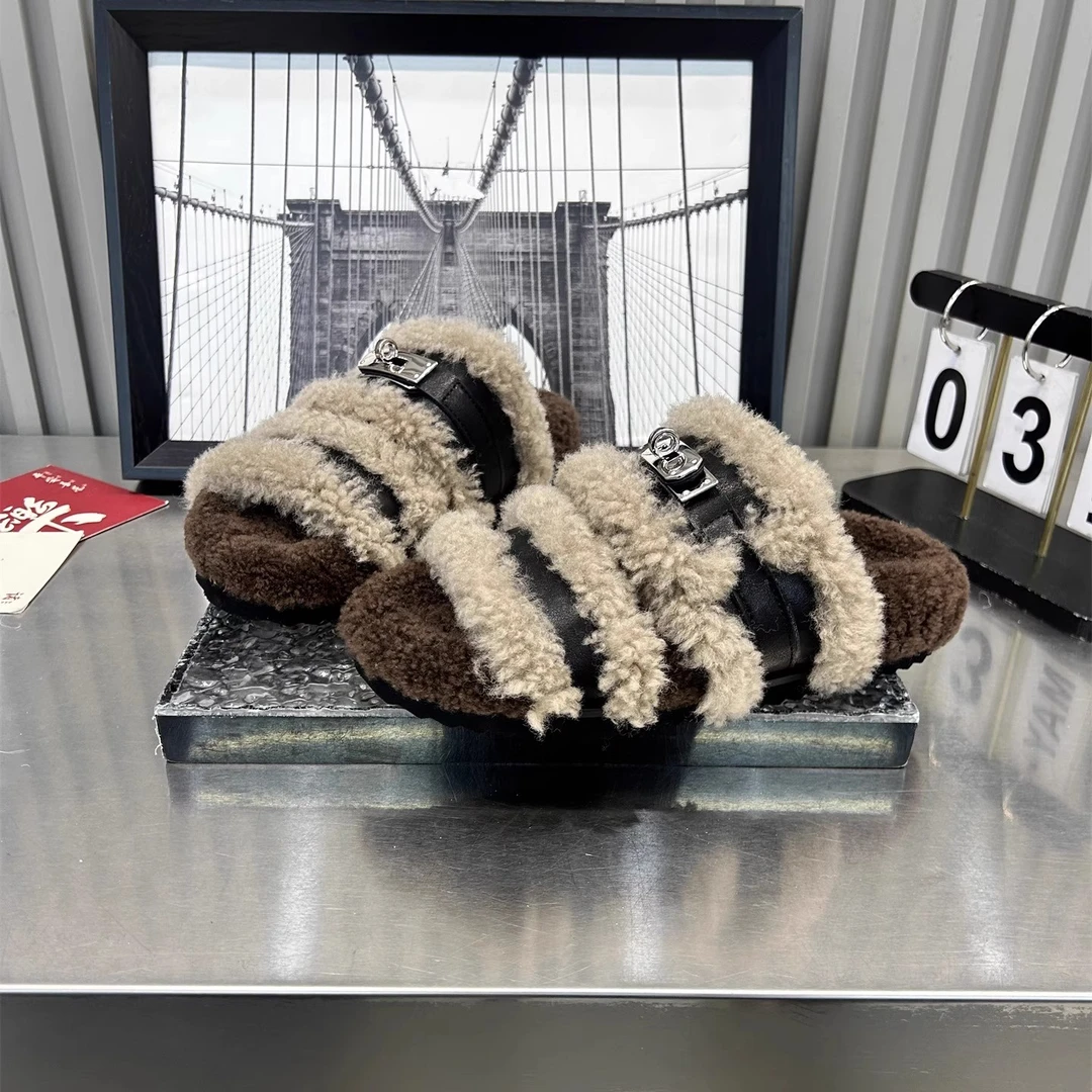欧货爆款毛毛拖鞋女外穿2025年新款软皮平底一字扣带休闲露趾棉拖