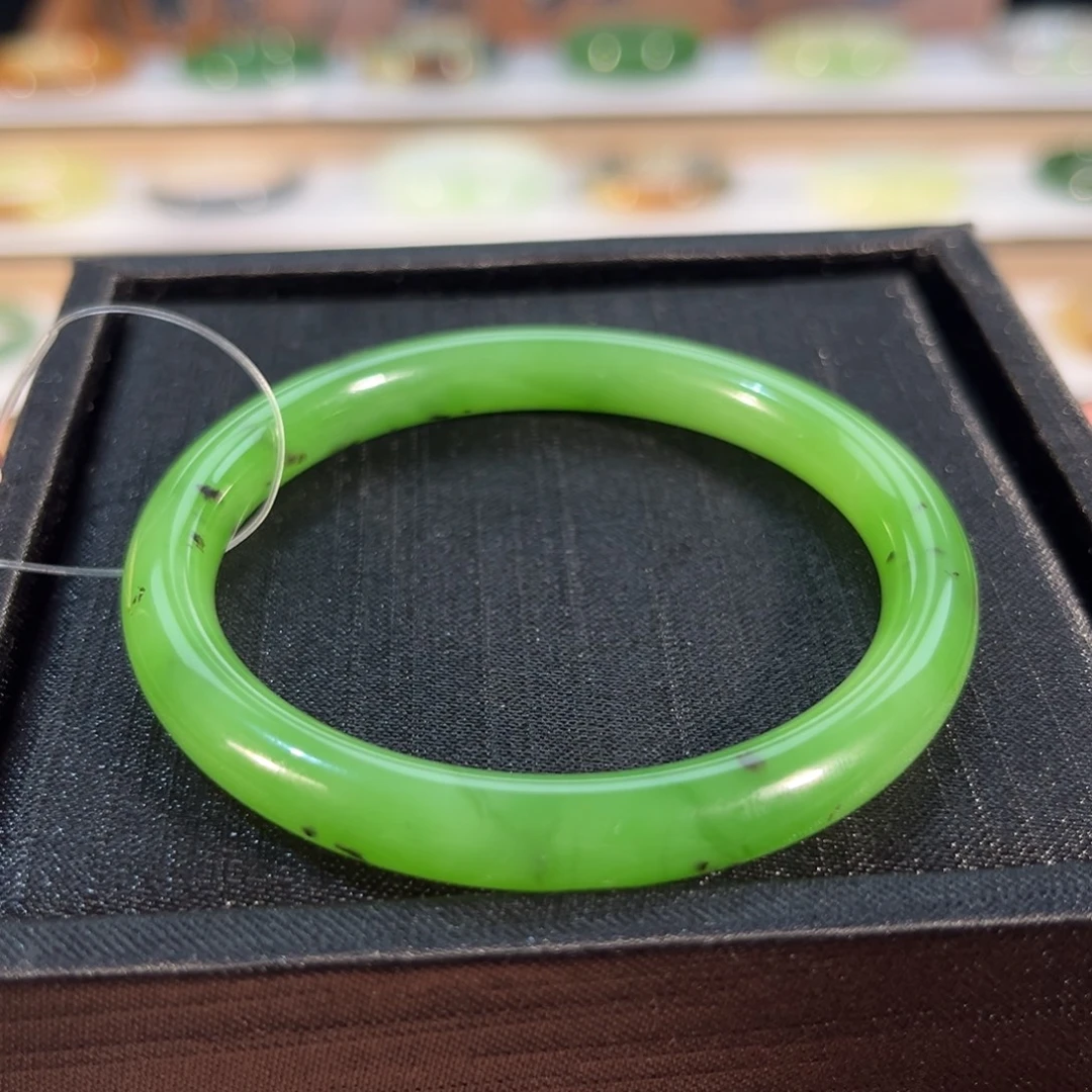 和田玉未镶嵌手镯色标，苹果绿