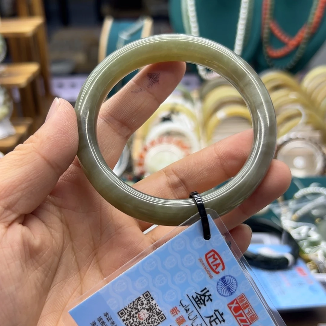 和田玉手镯未镶嵌61.8圈围7074微瑕