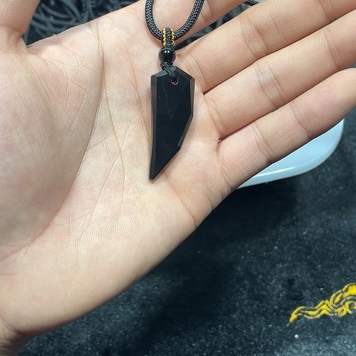 黑曜岩合金颈饰狼牙