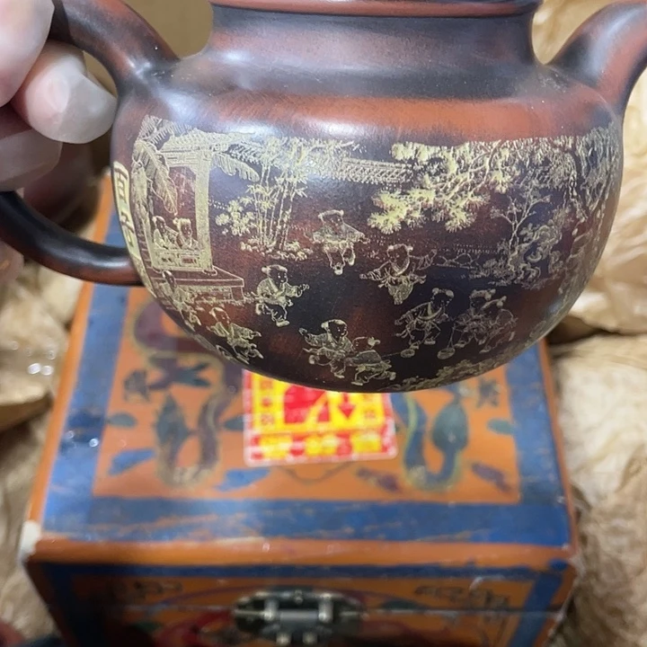 茶壶紫砂矿泥料，手工制作的一把紫砂壶。