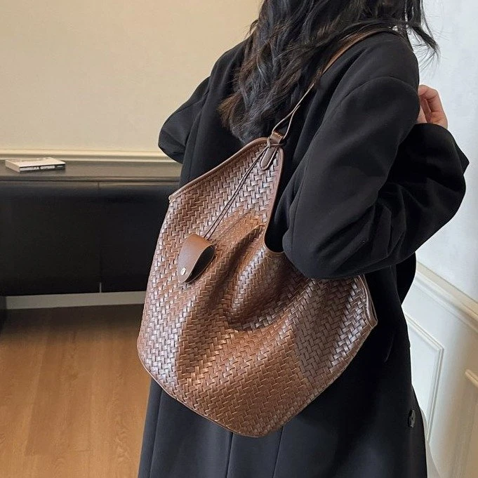 复古棕色大容量包包女2025新款轻奢小众高级感通勤百搭单肩腋下包