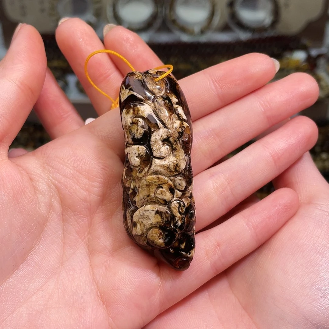 琥珀未镶嵌裸石抚顺琥珀雕刻件干白花