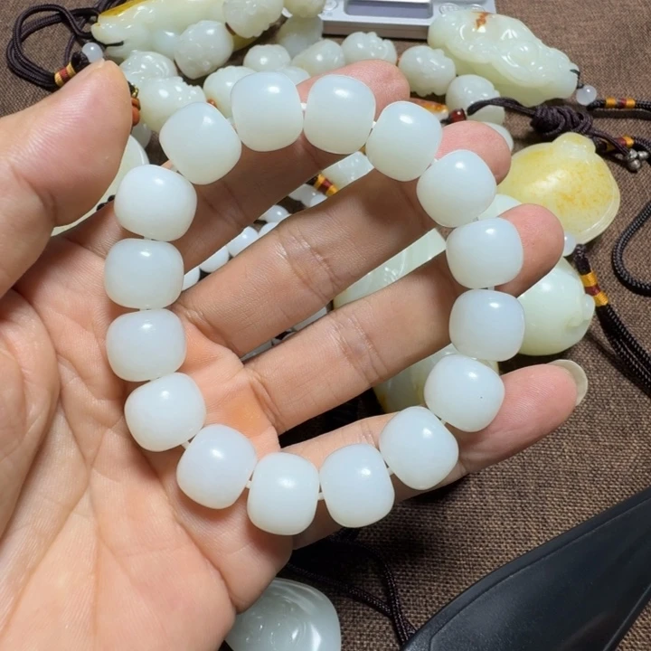 张***明颈饰未镶嵌和田玉