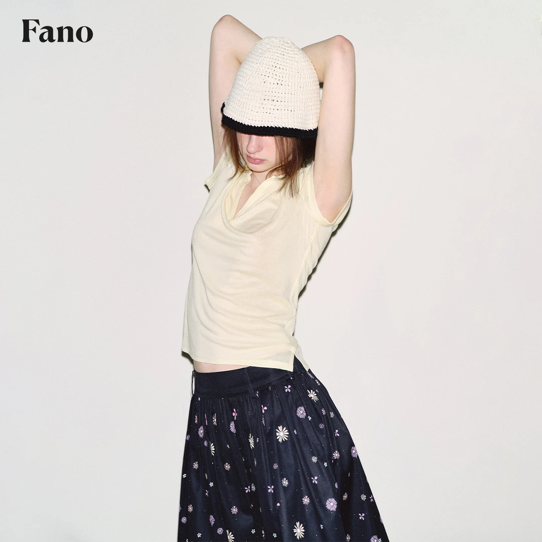 范洛 假日慵懒风“清透奶油”小开叉T恤FC25S216