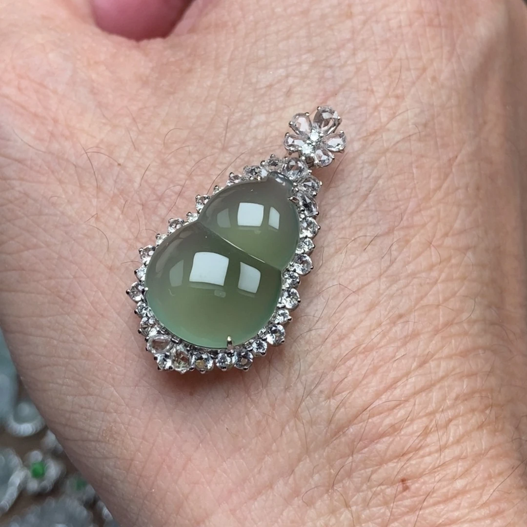 颈饰18K金镶嵌翡翠葫芦