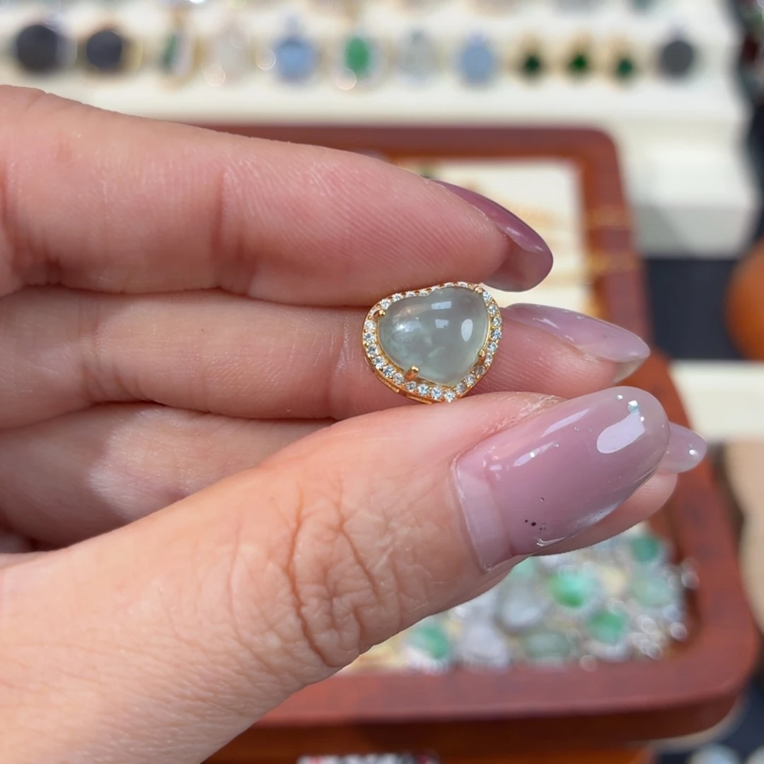 曾***迦翡翠银S925镶嵌颈饰换银色不退不换