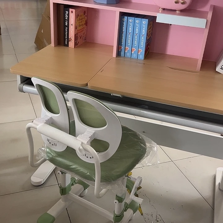 守***克守护原木色桌子绿色椅子某品牌