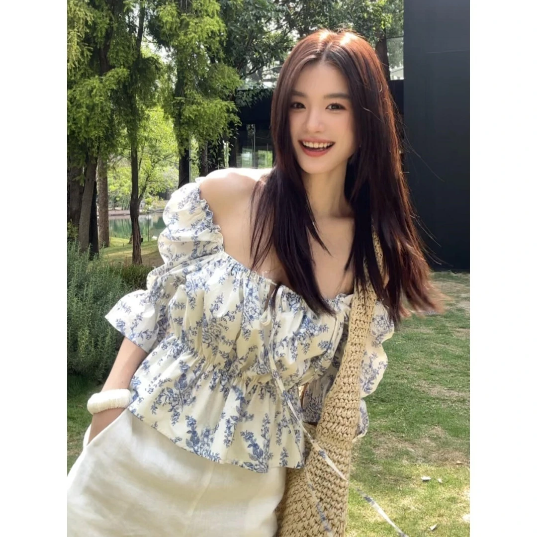 MARIE.COCO法式温柔风青花瓷碎花方领泡泡袖衬衫搭配时尚短裤套装
