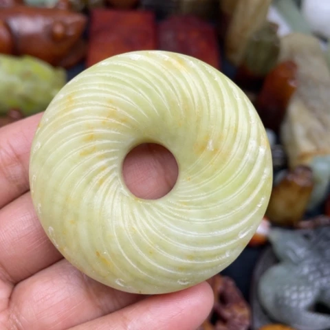 蛇纹石玉未镶嵌颈饰8