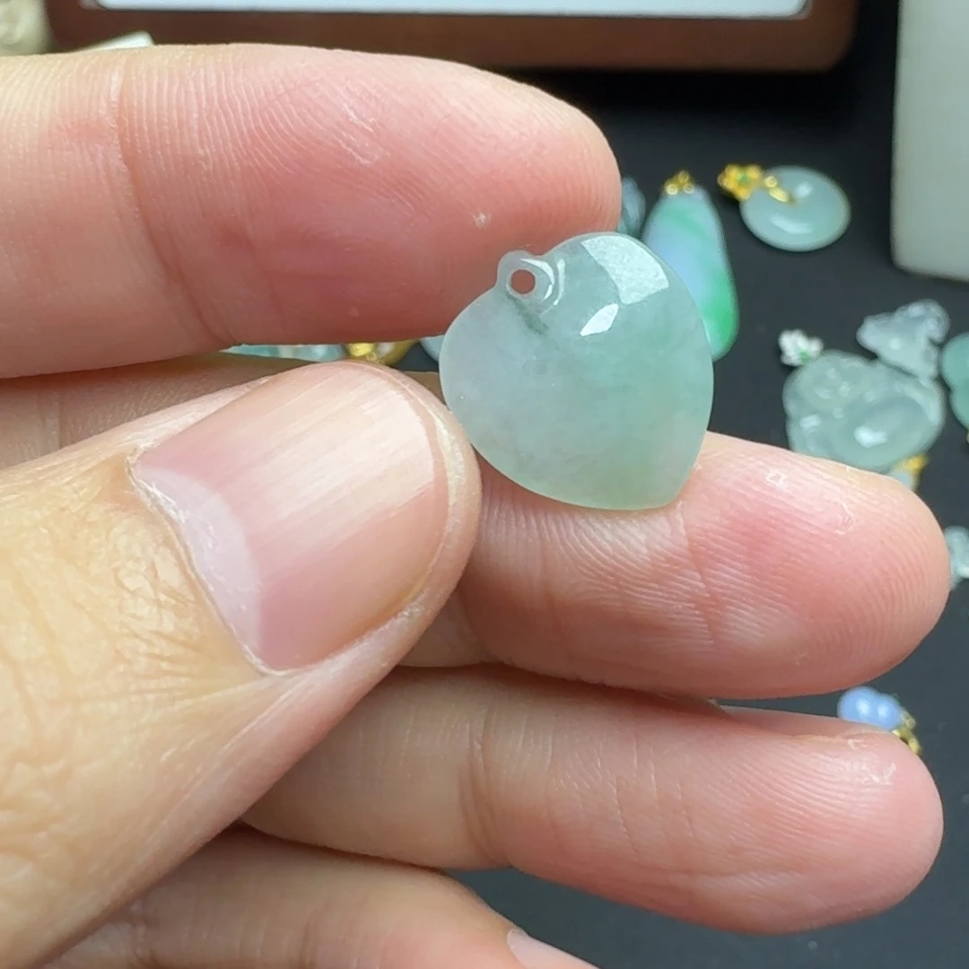 翡翠未镶嵌颈饰桃心