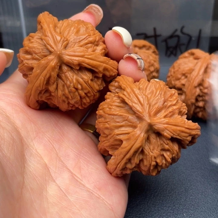 森***哥文玩核桃吊坠白狮子