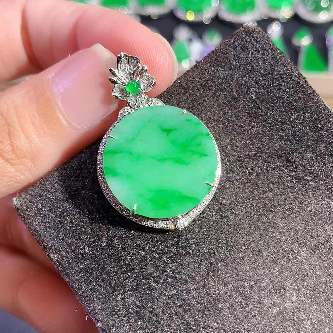 翡翠18K金镶嵌吊坠(赠链)