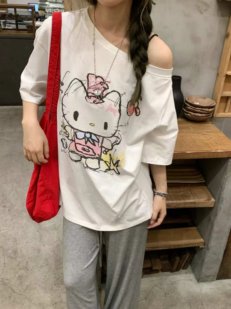 【青仓款】斜肩涂鸦kt 韩系少女感微弹舒适感大版型斜肩短袖  6153