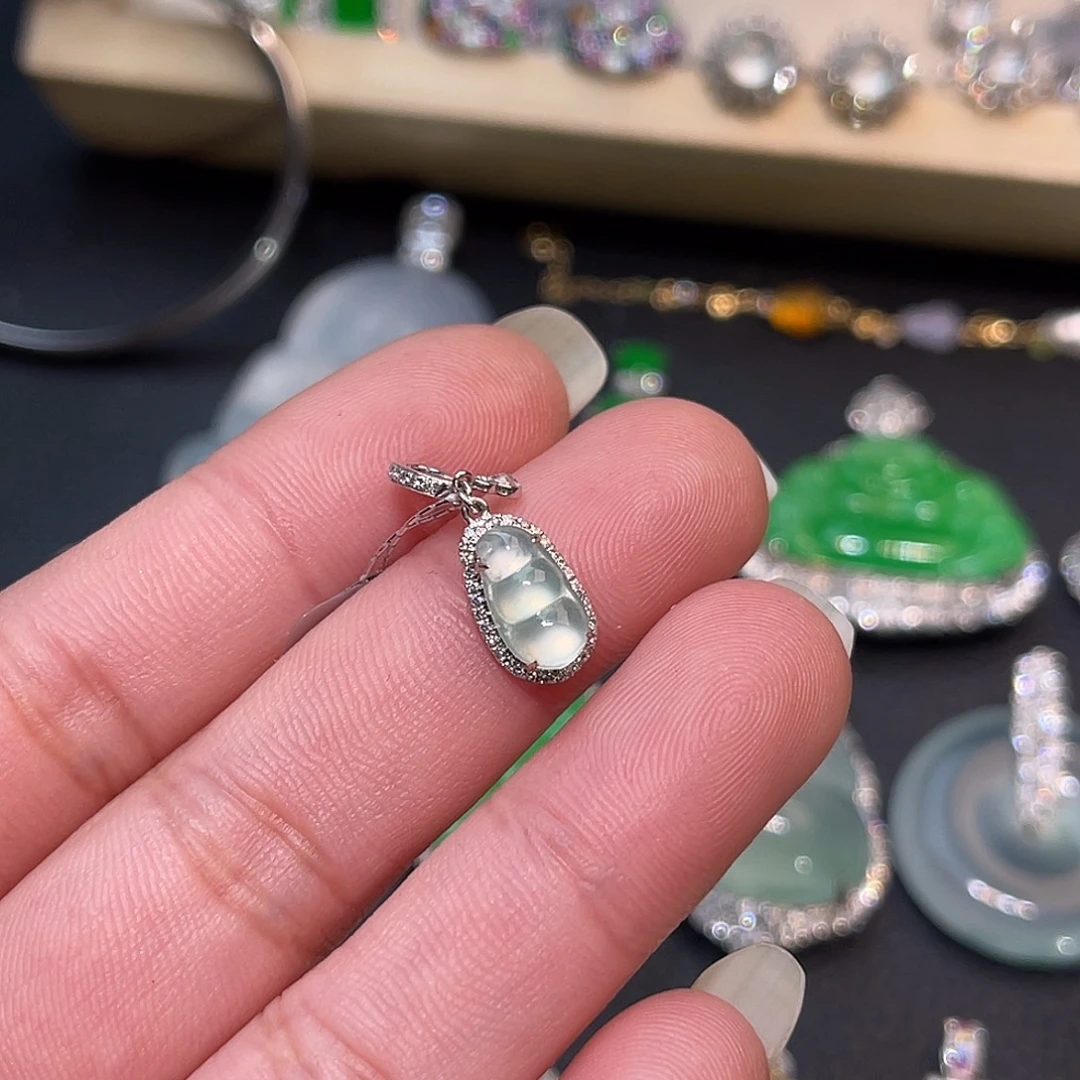 翡翠18K金镶嵌颈饰豆子