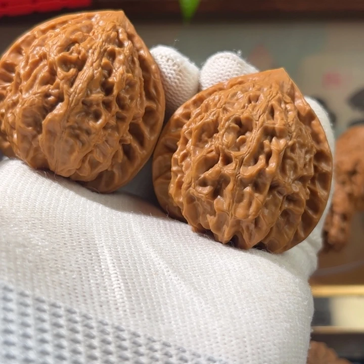 文玩核桃吊坠V****！金牛