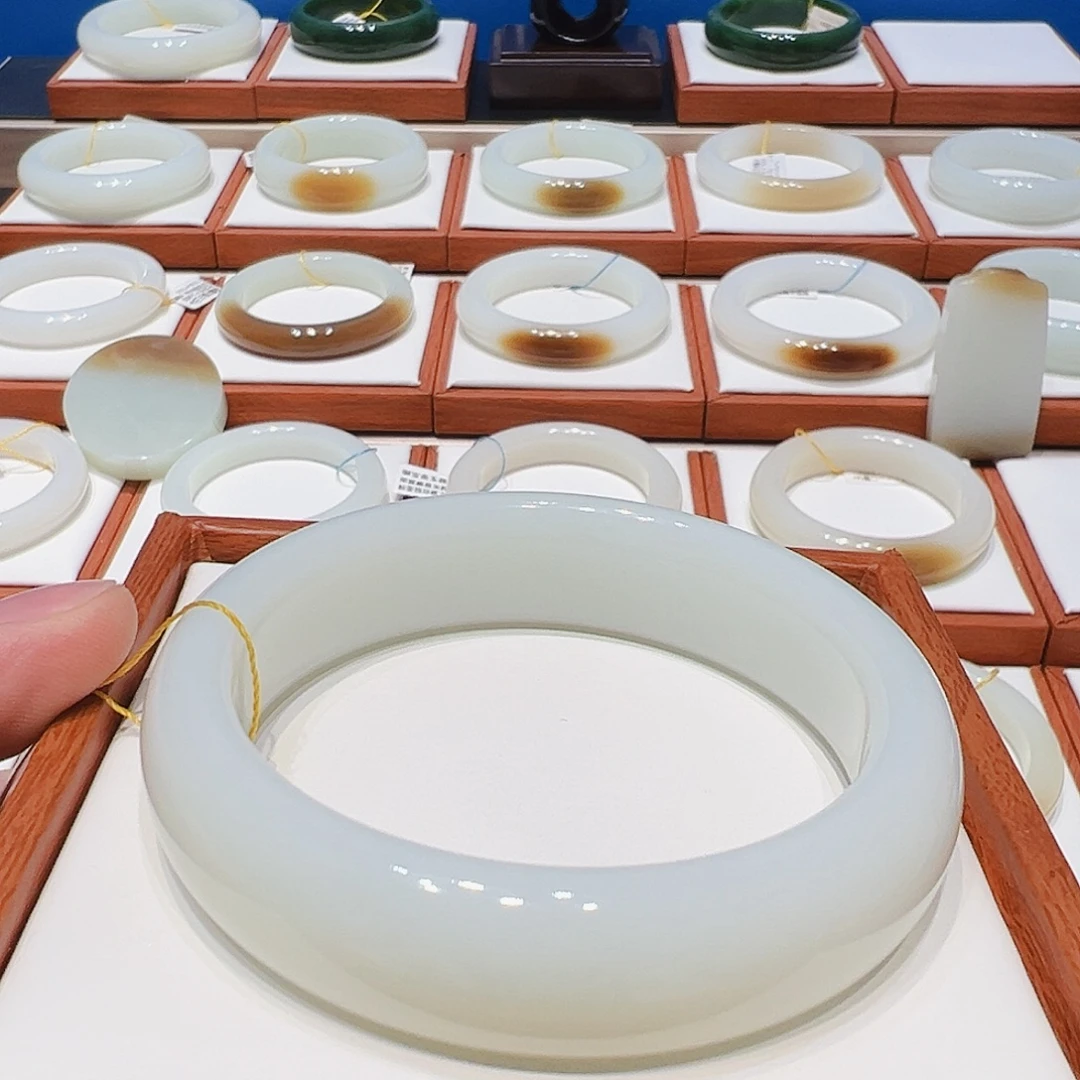吉***七和田玉未镶嵌手镯60.7