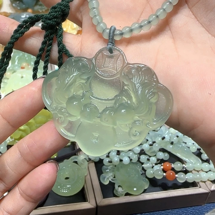 未镶嵌蛇纹石玉吊坠