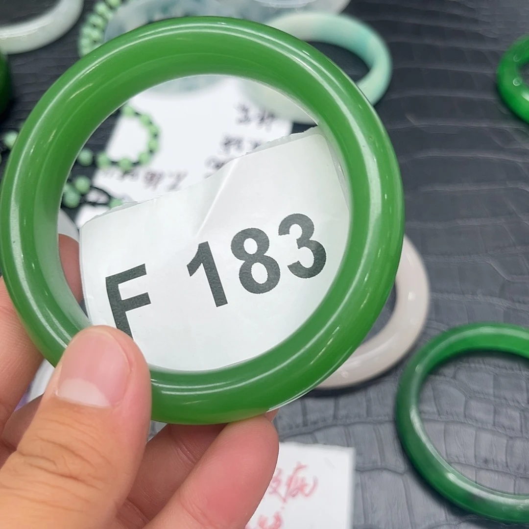 翡翠手镯未镶嵌默认瑕疵