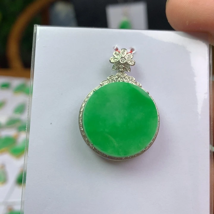 颈饰18K金镶嵌翡翠
