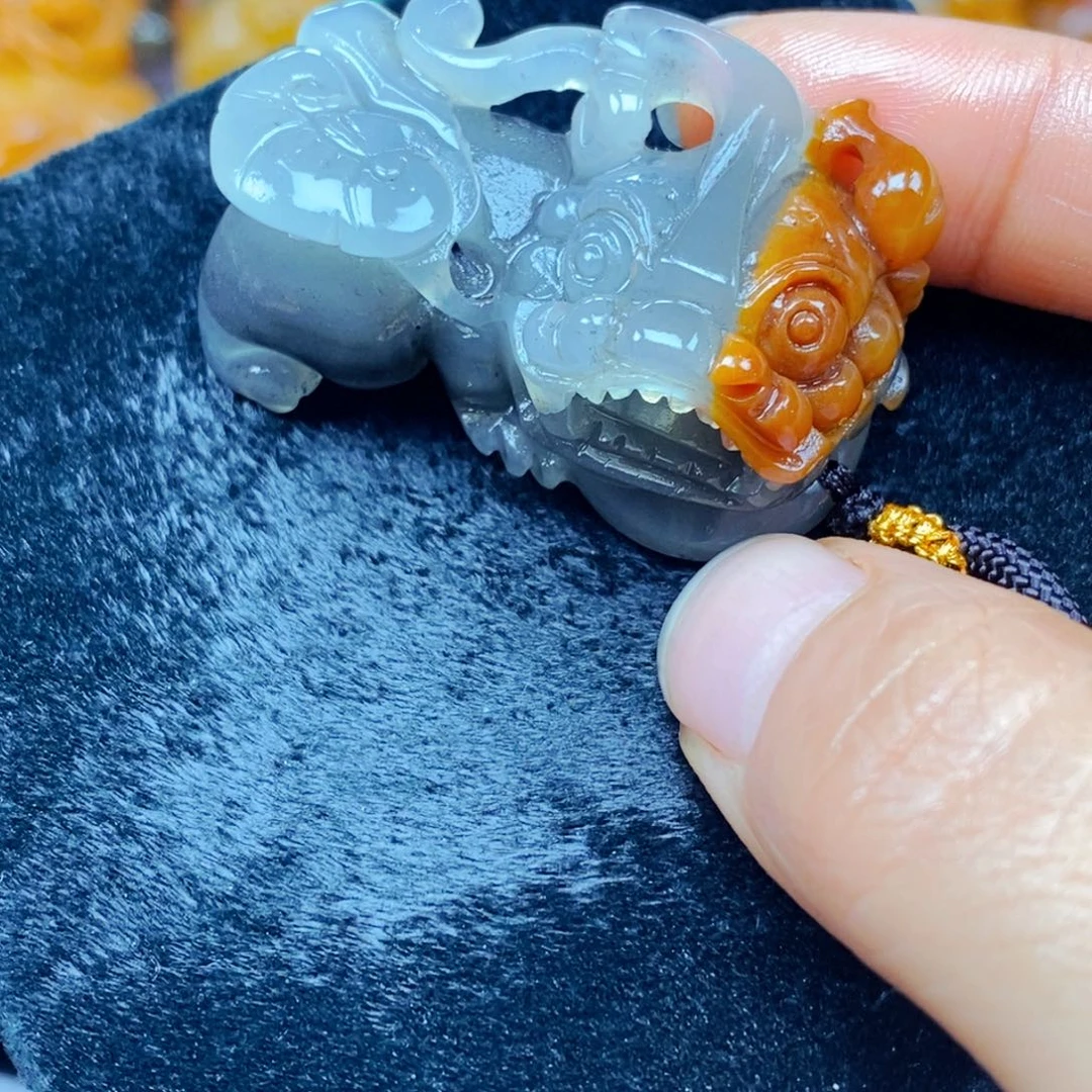 颈饰未镶嵌石英岩玉