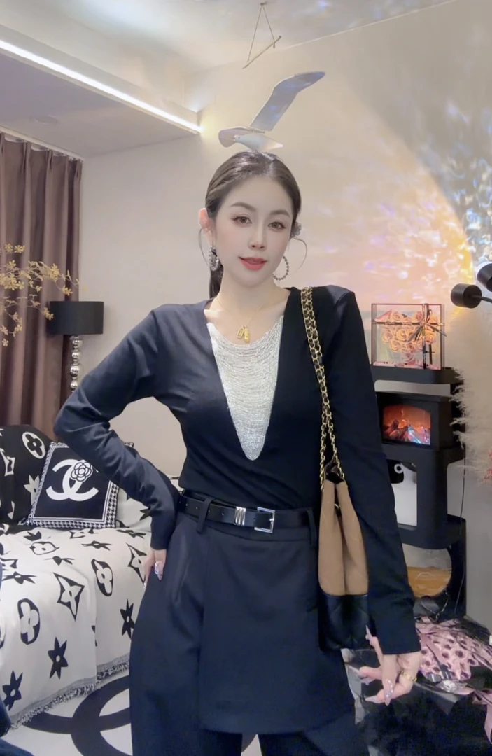 L.X~重工设计师款珠链V领长袖T恤新款氛围感气质显瘦百搭上衣6901
