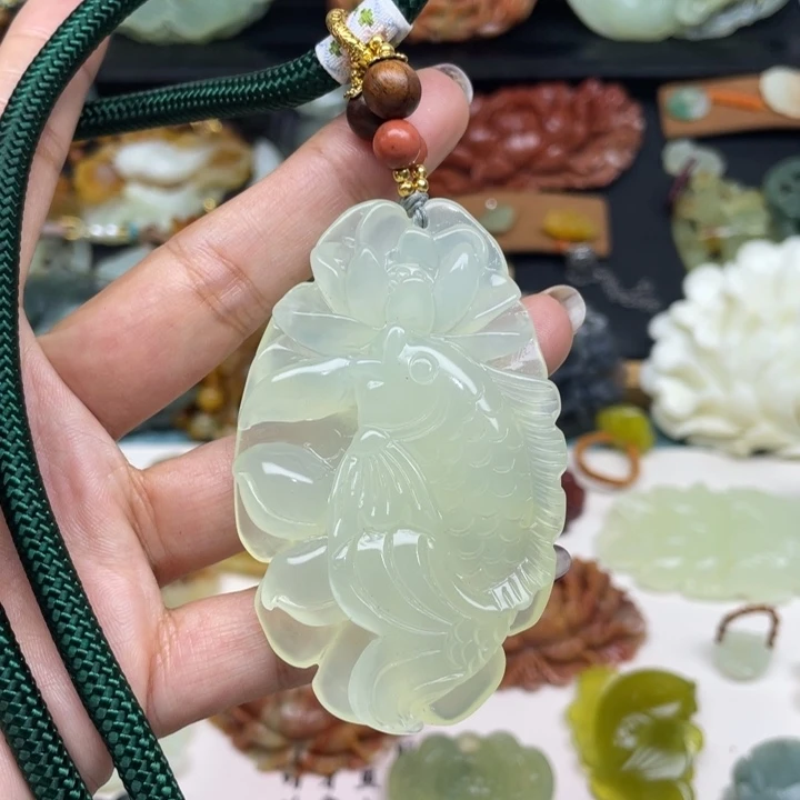 蛇纹石玉未镶嵌颈饰