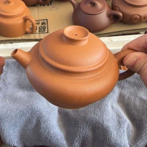 紫砂茶壶坐****的黄降坡泥200cc