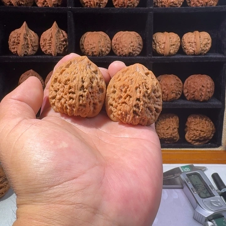 小***圆文玩核桃吊坠南疆石