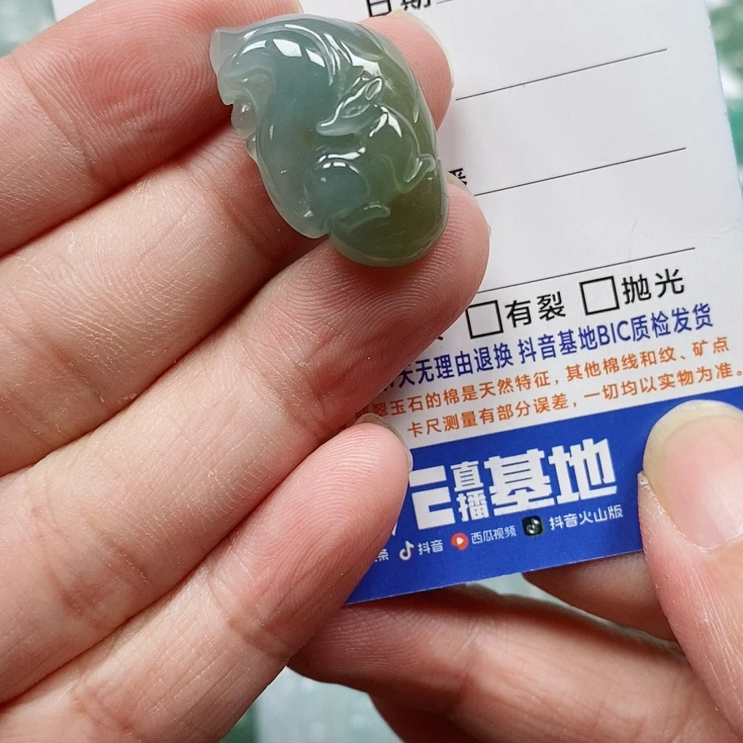 翡翠未镶嵌颈饰为***斗九尾狐