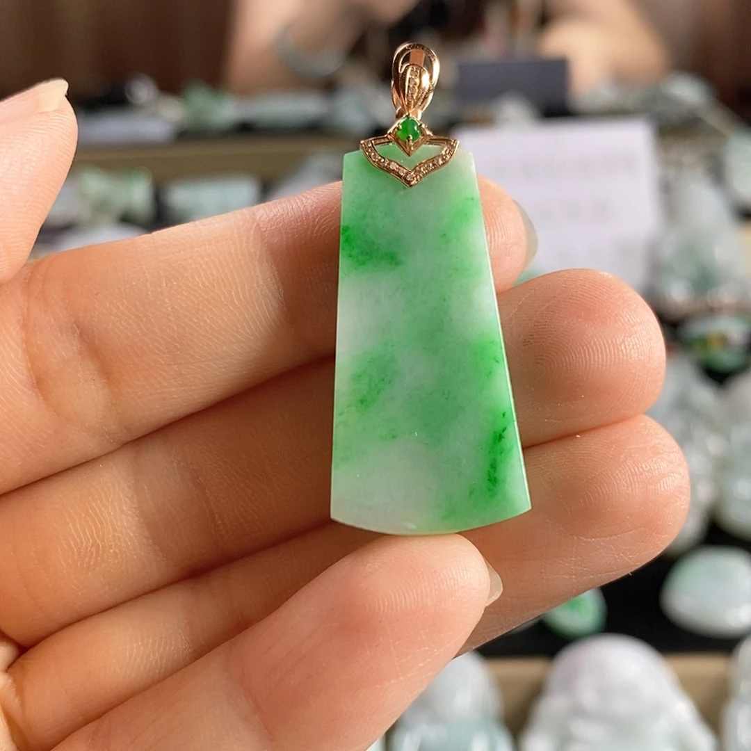 翡翠18K金镶嵌颈饰无事牌