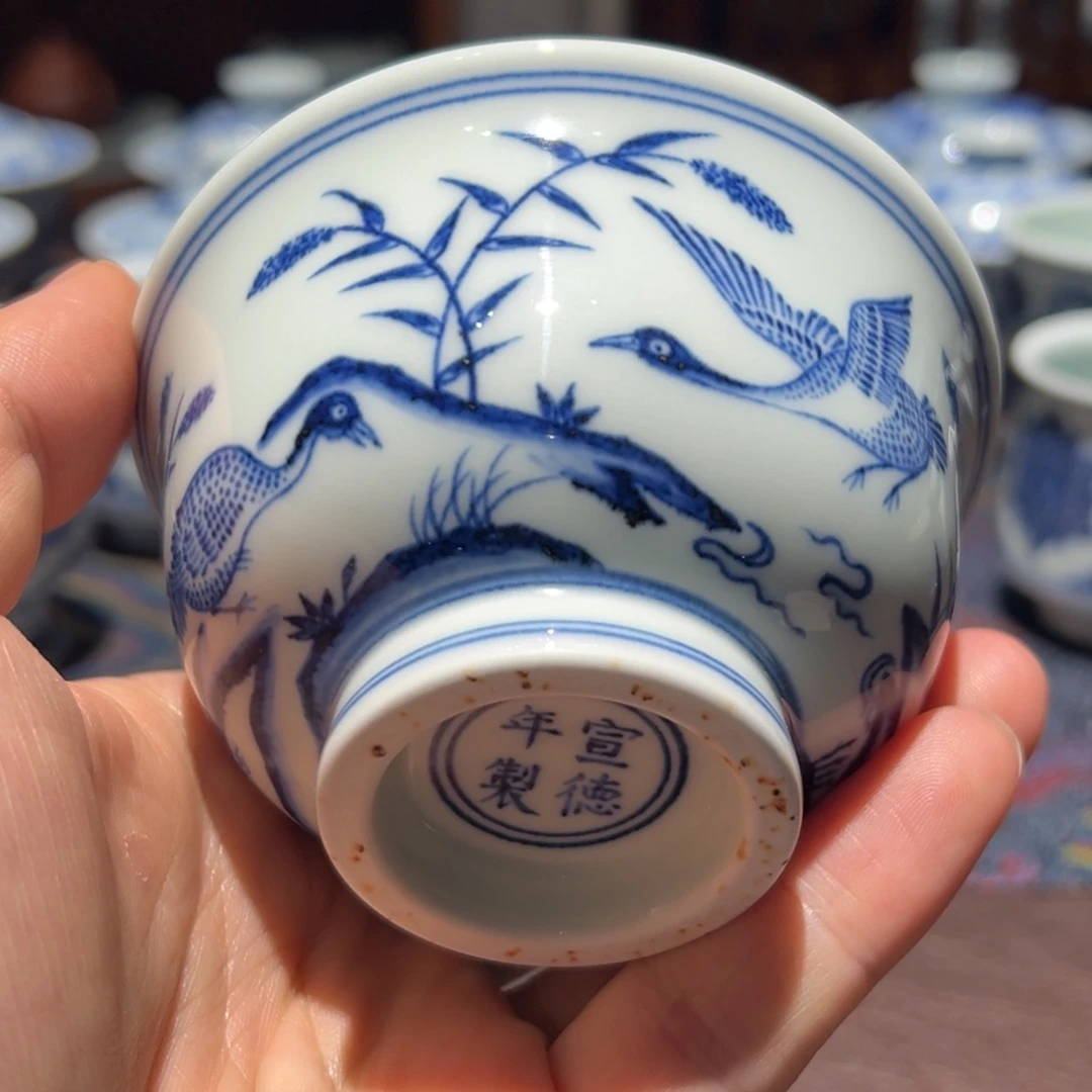 杯青花飞鸣宿食图压手杯口径约9.4厘米