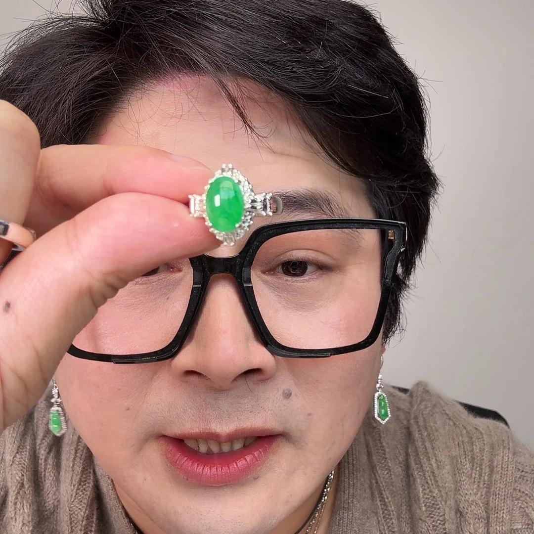 一***店翡翠未镶嵌颈饰一件