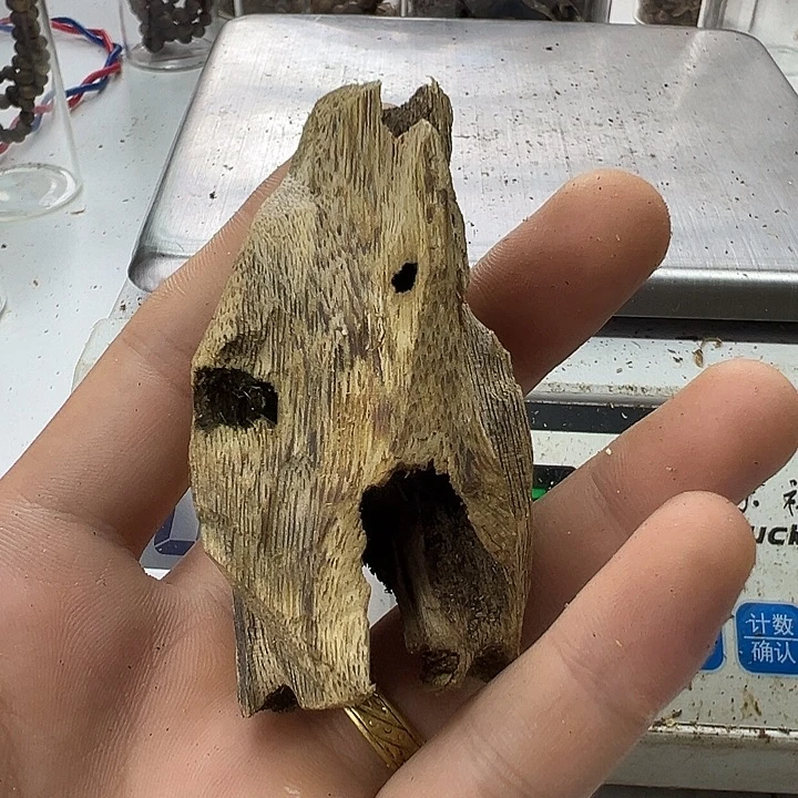 沉香沉香碎屑蓝宝石10克+