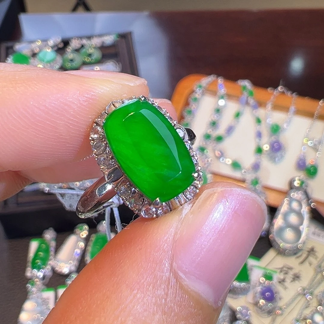 翡翠18K金镶嵌戒指