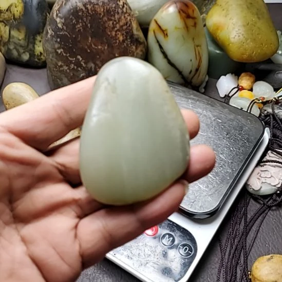 和田玉未镶嵌把件