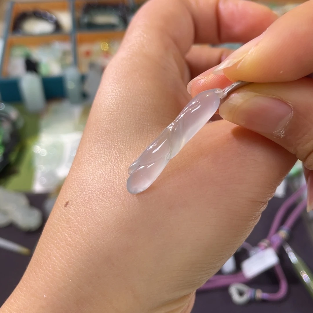 翡翠未镶嵌颈饰玉兰花