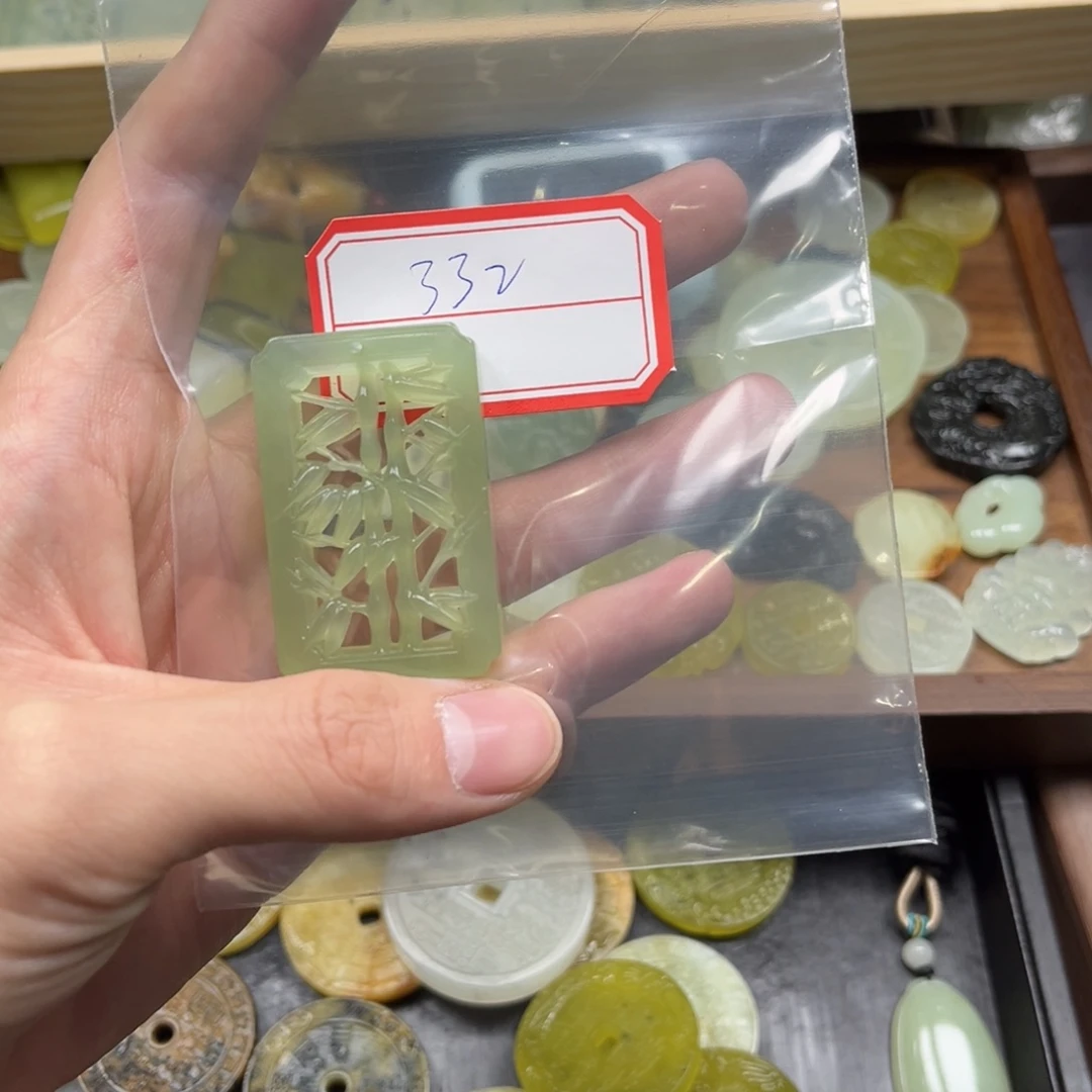 蛇纹石玉颈饰合金多**?