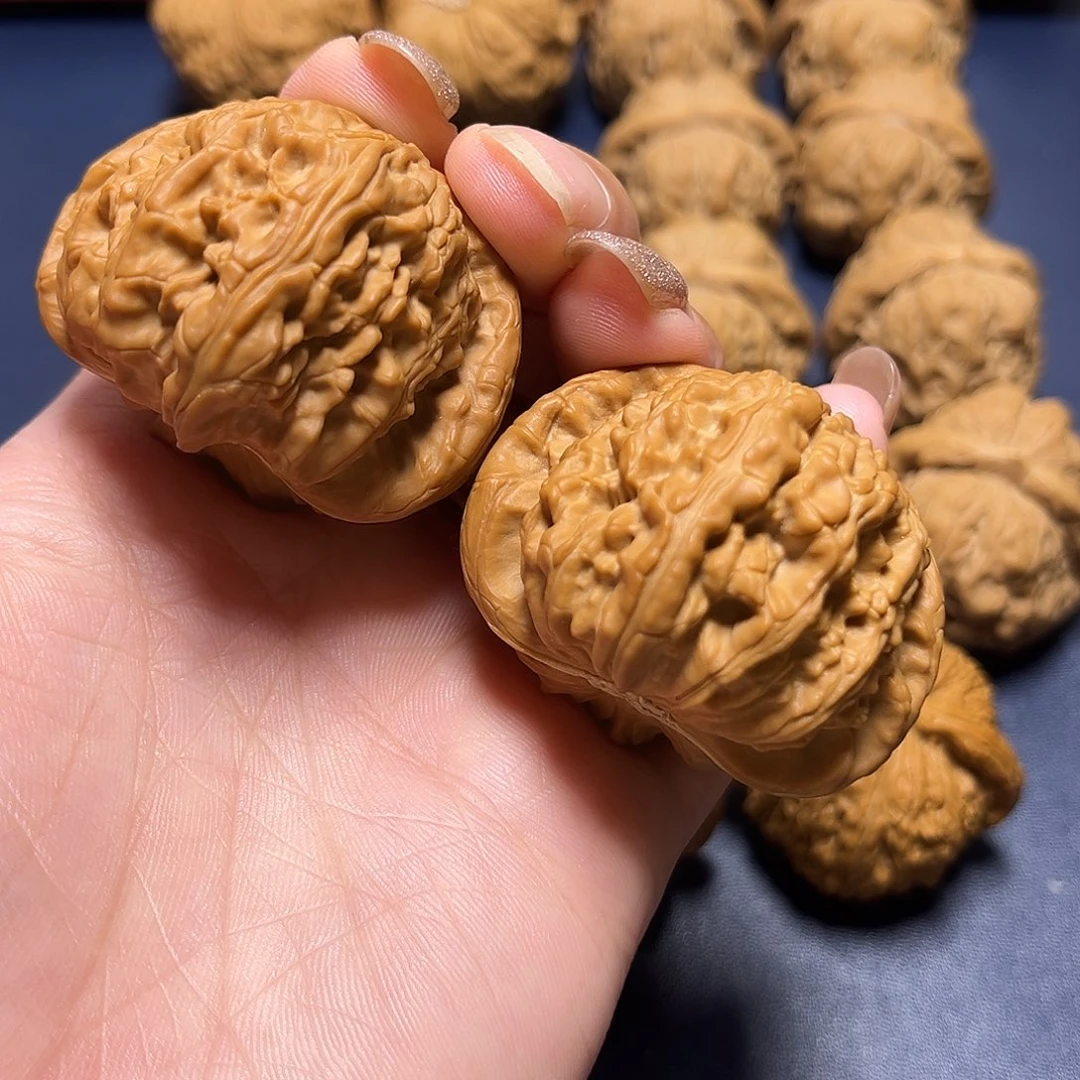 文玩核桃吊坠白狮子47