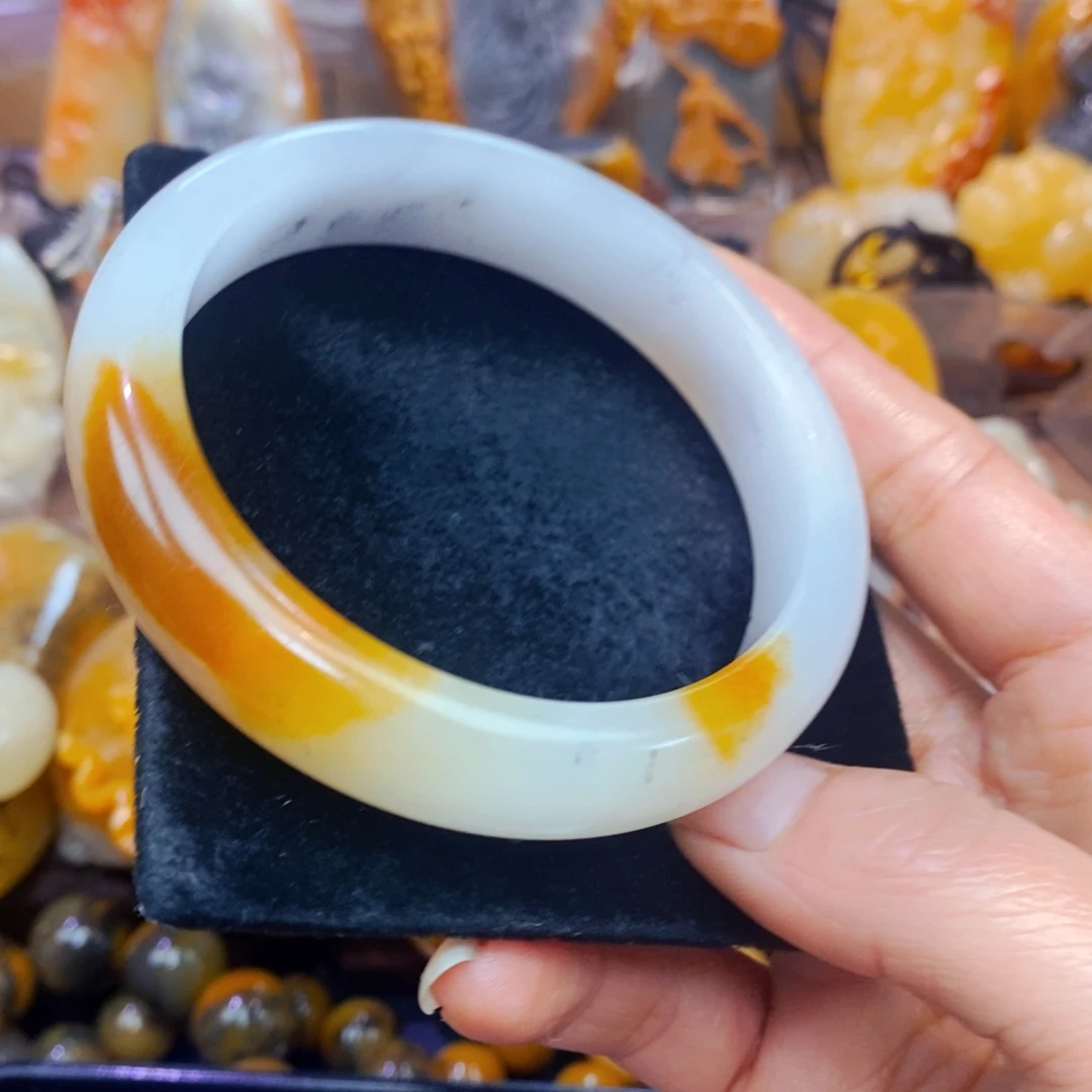 未镶嵌石英质玉（黄龙玉）颈饰