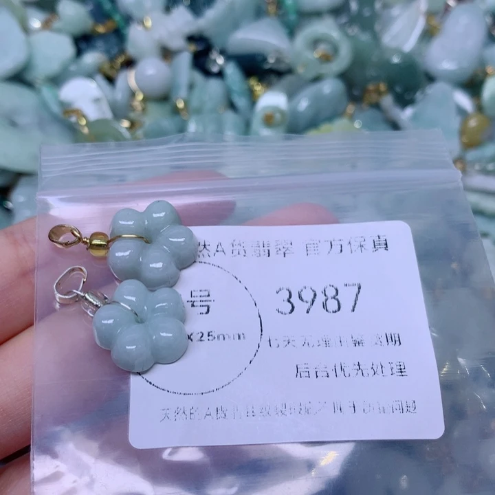 小***蚁吊坠(不含链)未镶嵌翡翠