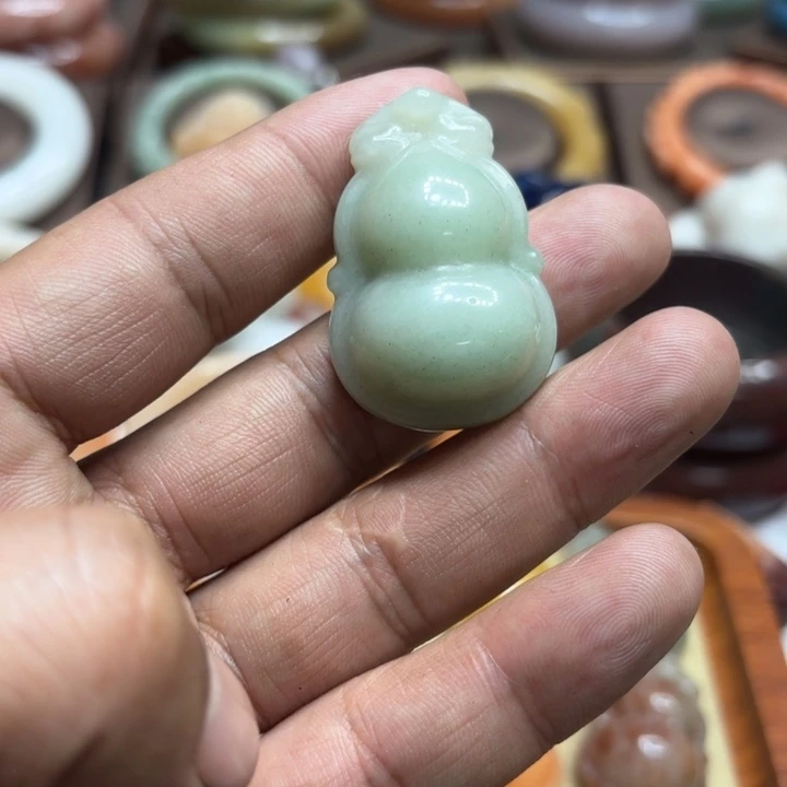 奥***亚石英质玉未镶嵌手镯