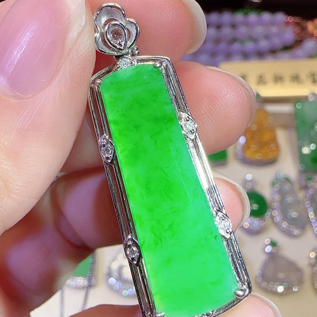 翡翠18K金镶嵌吊坠(赠链)