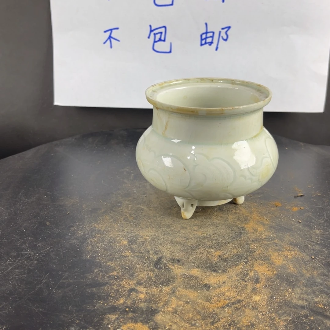 罐漂亮的小瓷器和