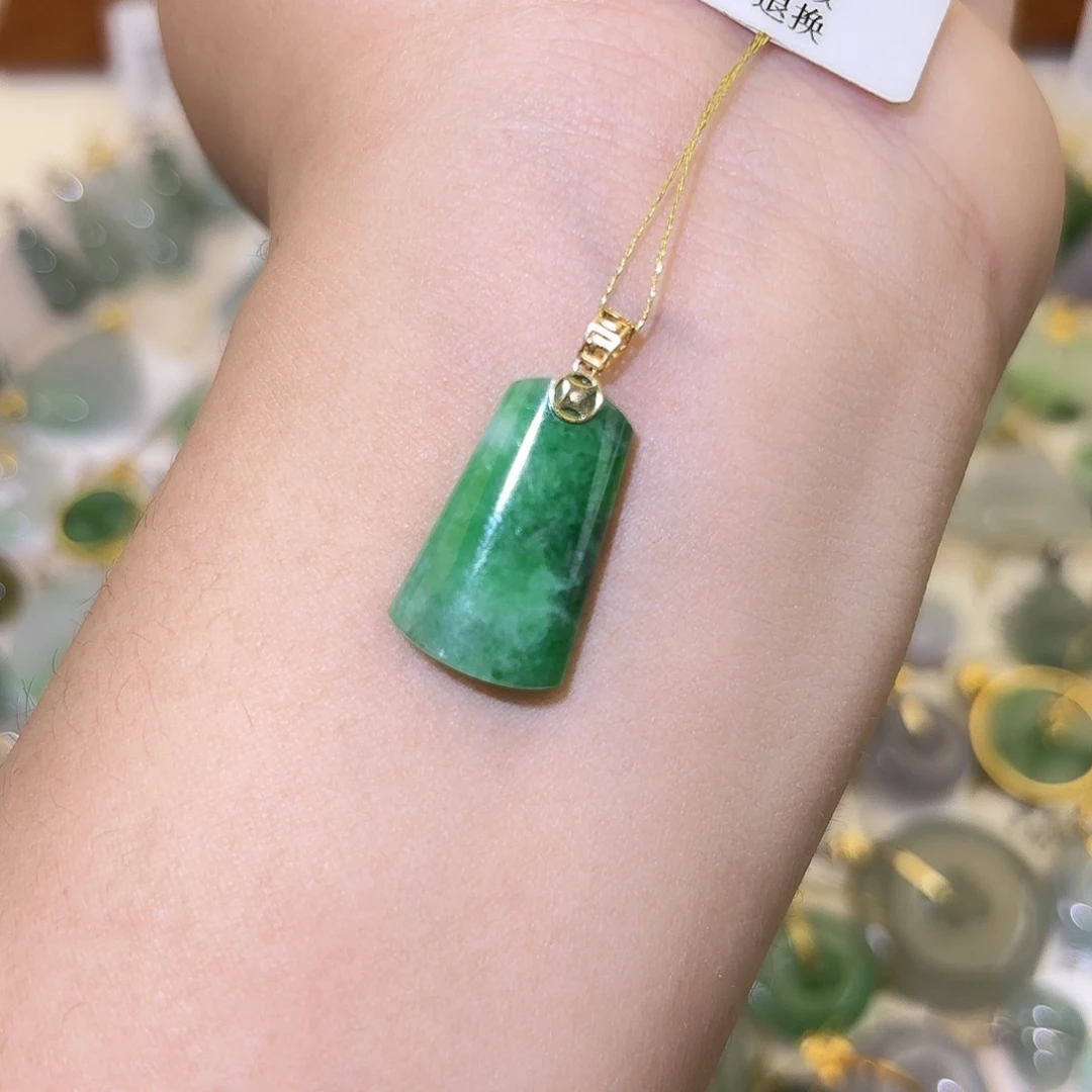 翡翠18K金镶嵌颈饰无事牌