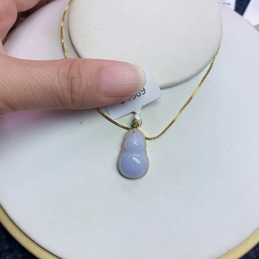 翡翠18K金镶嵌颈饰葫芦