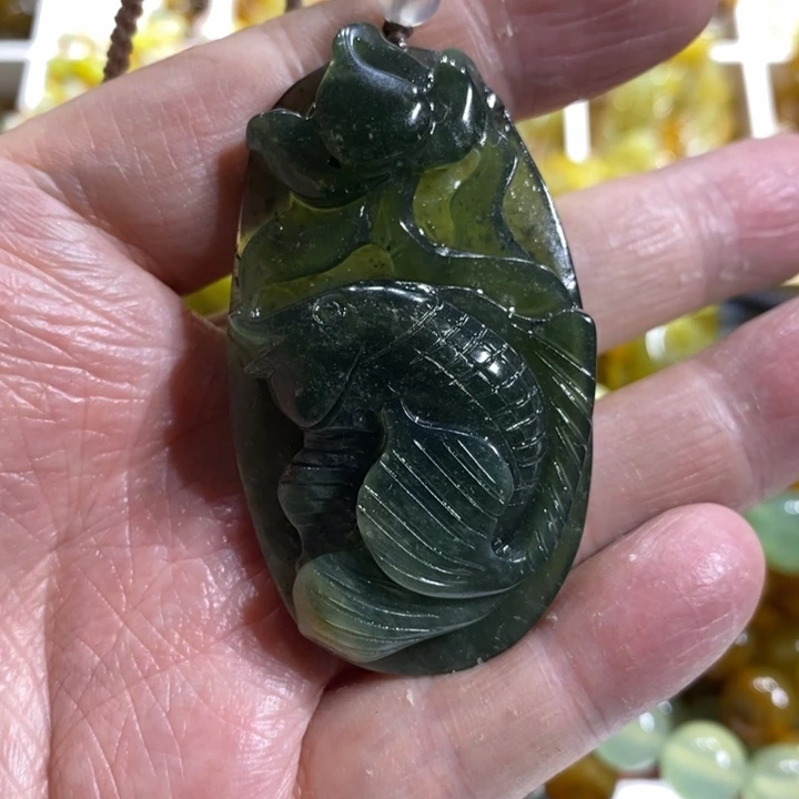 蛇纹石玉颈饰未镶嵌