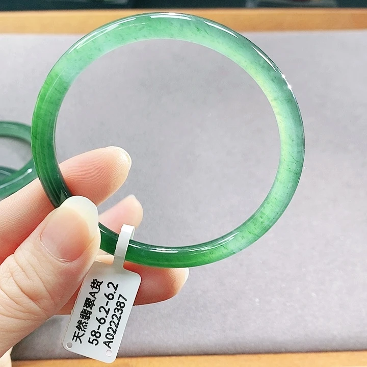 翡翠未镶嵌手镯（圆镯）