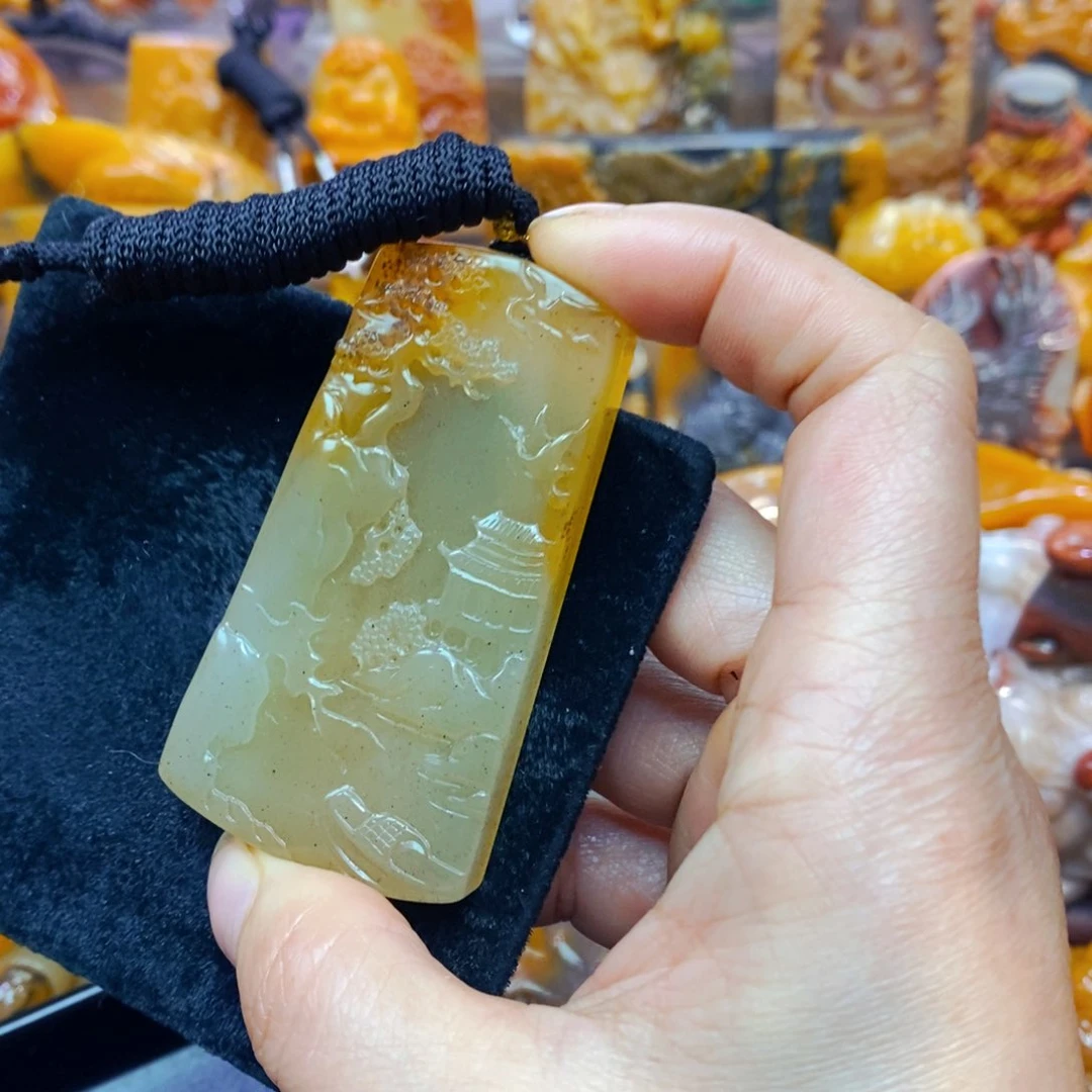 未镶嵌石英质玉（黄龙玉）颈饰